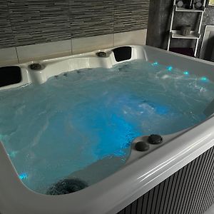 Partie De Villa Moderne En Option Jaccuzi Therapeutique Dans Espace Detente Independant Villeneuve  Exterior photo