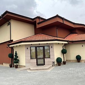 Хотел Балач Hotel Godech Exterior photo