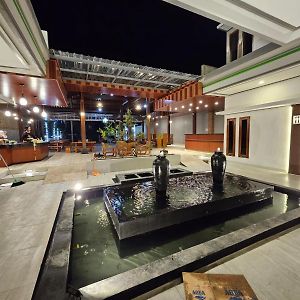 Omah Joglo Bugis Hotel Wendit Exterior photo