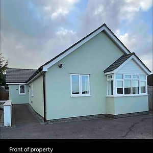 Green 3 Bed Bungalow With En-Suite And Parking Felton  Exterior photo