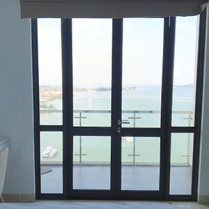 Peaceful Sea View Cozy Apt At Batam Center - By Mesa Apartment Exterior photo