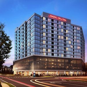 Hampton Inn & Suites Teaneck/Glenpointe Exterior photo