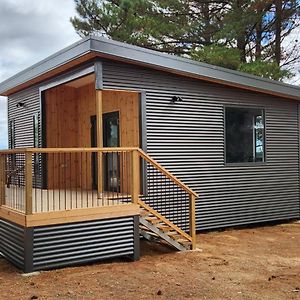 Glossy Black Cabin Hotel Parndana Exterior photo