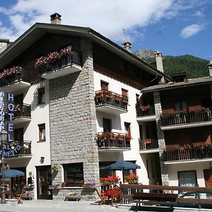 Hotel Al Caminetto Valtournenche Exterior photo