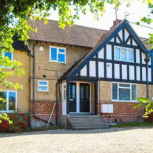 Ground Floor Flat With Parking, Sleeps 3 Apartment Wheatley Exterior photo