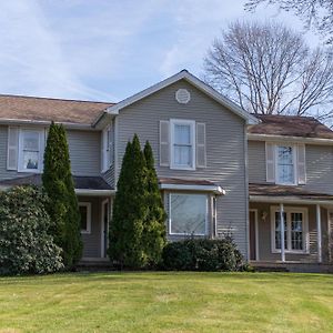 Maplewood Farmhouse + Hot Tub Villa Howland Corners Exterior photo