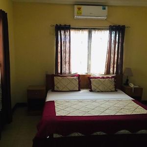 Room In Bb - Double Room With Sitting Area Accra Exterior photo