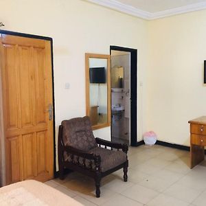 Room In Bb - Double Room With Balcony Accra Exterior photo