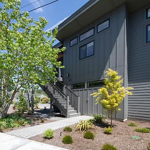 Olde Town Issaquah Modern Home Exterior photo