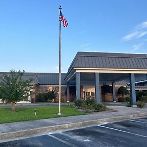 Days Inn By Wyndham Hinesville Near Fort Stewart, Newly Renovated, Free Hot Breakfast, Restaurant And Bar Exterior photo