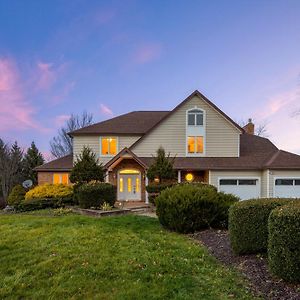 Large 5-Bedroom Home With A Pool Chester Exterior photo