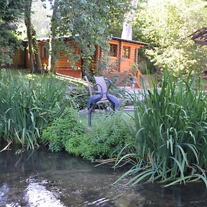 Traditional Log Cabin Next To Harry Potter Studios Kings Langley Exterior photo