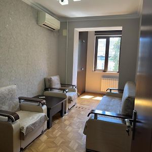 Large 100 Sqm 2Bd Apt In The Heart Of Downtown Apartment Baku Exterior photo