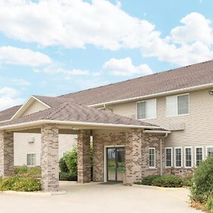 Western Inn & Suites Osage Exterior photo