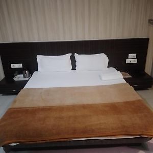 Goroomgo Hotel Ganga Palace Mathura Near New Bus Stand-600M - Museum - Fully-Air-Conditioned , Hotel At Prime Location, Lift-&- Restaurant Available Exterior photo