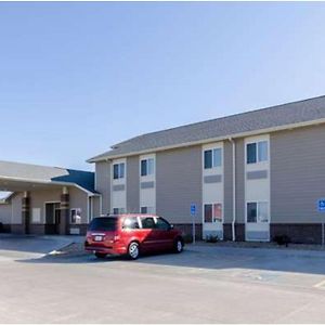 Oyo Hotel Park View Inn & Suites Hoisington Near Great Bend Exterior photo