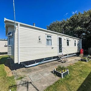 Dog Friendly 8 Berth Caravan At Dovercourt Holiday Park In Essex Ref 44004P Villa Great Oakley  Exterior photo