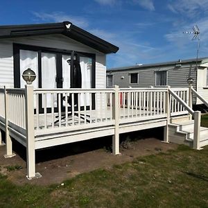 Stunning 4 Berth Caravan With Large Decking Area At Dovercourt, Ref 44004I Villa Great Oakley  Exterior photo