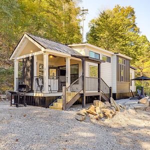 Deck, Grill And Fishing Pond Modern Cookeville Gem Exterior photo