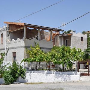 4 Bedroom Cozy Home In Reggio Calabria Exterior photo