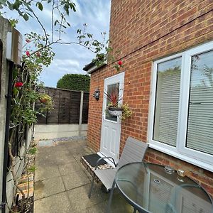 Studio-1-Staines/Heathrow/London-Own Entrance Apartment Exterior photo