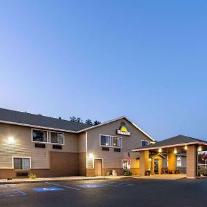 Days Inn By Wyndham Iron Mountain Exterior photo