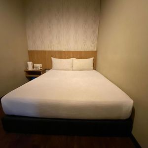 Oyo 89752 7 Days Express Hotel Batu Pahat Exterior photo