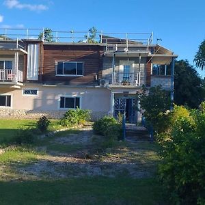 Val'S Waterfront Ecoluxe Cottage Blue Hole Exterior photo