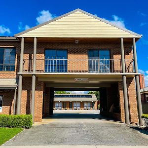 Holbrook Town Centre Motor Inn Exterior photo