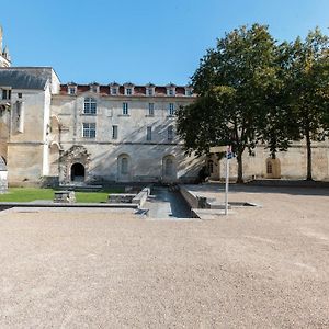 Les Chambres De L'Abbaye Saintes Exterior photo