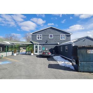 Werry'S Cottages Motel & Pub By Oyo East Stroudsburg Poconos Exterior photo