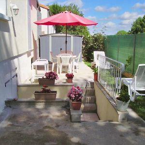 Appartement Charmant A Breuillet Avec Jardin Spacieux Exterior photo