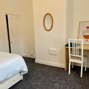 New! Stunning Cosy Double Bed With Window Views, Free Wifi And Breakfast In A 3-Bed Peaceful House, Spacious And Full Of Hospitality Bed & Breakfast Birmingham Exterior photo