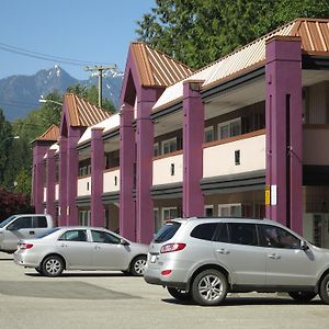 North Vancouver Hotel Exterior photo