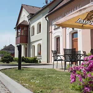 Penzion Nad Oborou Hotel Hradec Kralove Exterior photo