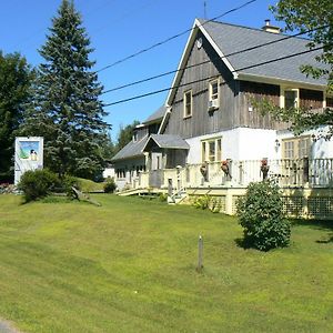 Auberge De La Tour Et Spa Bed & Breakfast Magog Exterior photo