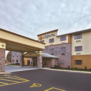 La Quinta Inn & Suites By Wyndham Fairborn Wright-Patterson Exterior photo