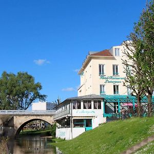 Hotel L'Esturgeon Poissy Exterior photo