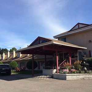 Motel Des Pentes Et Suites Saint-Sauveur Exterior photo