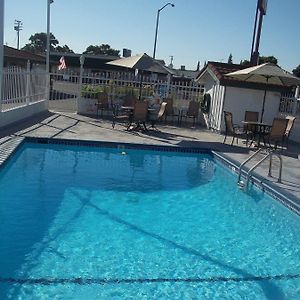 Holiday Motel Oakdale Exterior photo