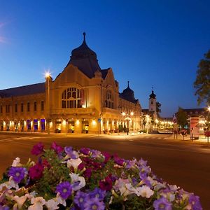 Hotel Queen Elizabeth Superior Godollo Exterior photo