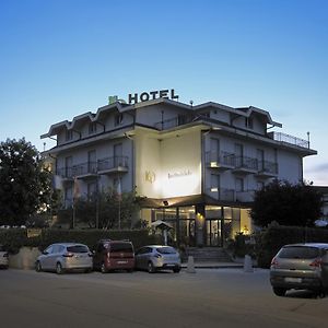 Hotel Quadrifoglio Caraglio Exterior photo