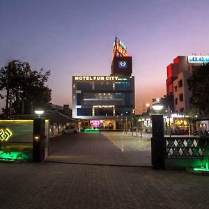 Hotel Fun City Navsari Exterior photo