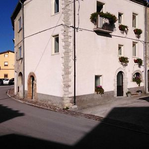 L'Angolo Fiorito Bed & Breakfast Castelpetroso Exterior photo