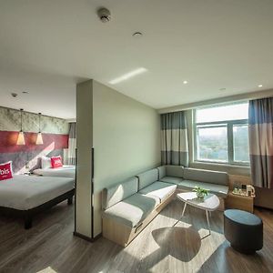 Ibis Urumqi Weixing Square Hotel Exterior photo