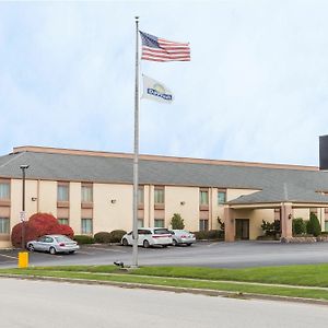 Days Inn & Suites By Wyndham Bloomington/Normal Il Exterior photo