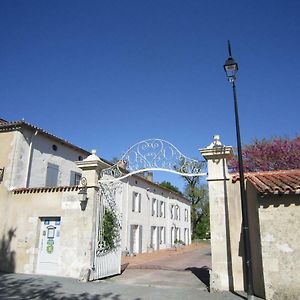 Le Clos De La Garenne Maison D'Hotes Bed & Breakfast Puyravault  Exterior photo