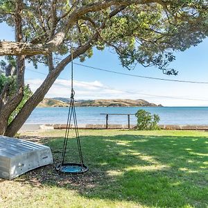 Brony'S Beachfront-Short And Long Term Stays Porirua Exterior photo