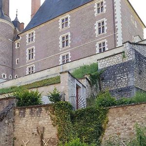 Charmant Appartement Au Pied Du Chateau Gien Exterior photo