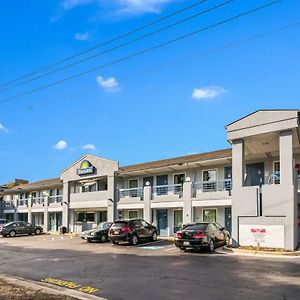 Days Inn By Wyndham Raleigh Glenwood-Crabtree Exterior photo